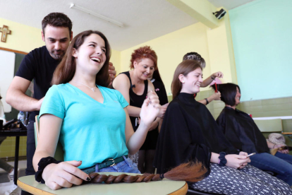 Una iniciativa de quatre alumnes ha aconseguit aplegar una vintena de noies i nenes per donar el seu cabell per poder fabricar perruques per a dones i nenes afectades de càncer.