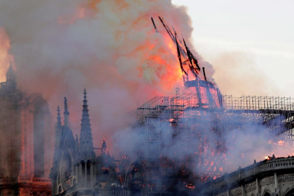 Imatges del greu incendi que ha patit la catedral de Notre-Dame de París