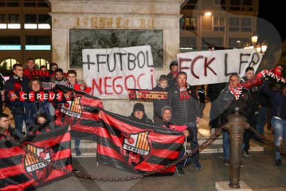 Protesta dels aficionats del CF Reus per la situació del club