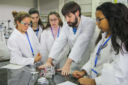 La universitat promociona els estudis d'enginyeria entre les estudiants d'ESO