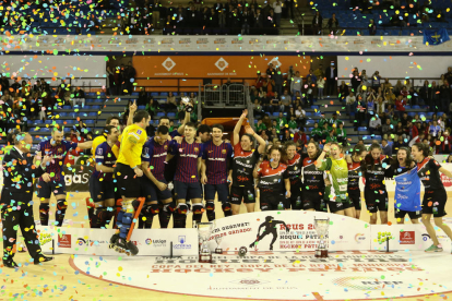 Els jugadors del Barça i les jugadores del Gijón van celebrar al final del partit