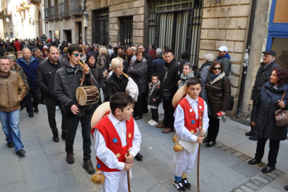 Demostració de balls populars i cercavila del seguici de la festa del calçot de Valls.