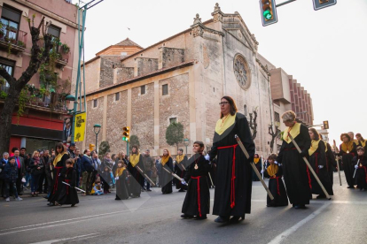 Els Natzarens celebren el tradicional viacrucis a Sant Francesc