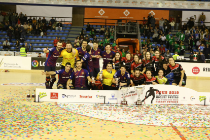 Els jugadors del Barça i les jugadores del Gijón van celebrar al final del partit