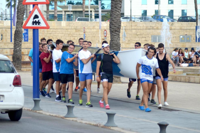 Els remers que participaran al XIII Campionat d'Espanya de Llaüt Mediterrani, que tindrà lloc a les instal·lacions del Marina Port Tarraco aquest cap de setmana, s'han estat preparant a les aigües tarragonines aquest divendres.