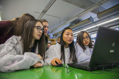 La universitat promociona els estudis d'enginyeria entre les estudiants d'ESO