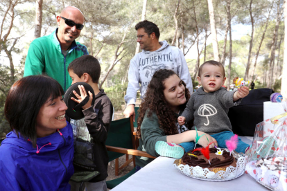 Cada any són més les famílies que s'ajuten per anar a menjar la Mona al pont del Diable de Tarragona