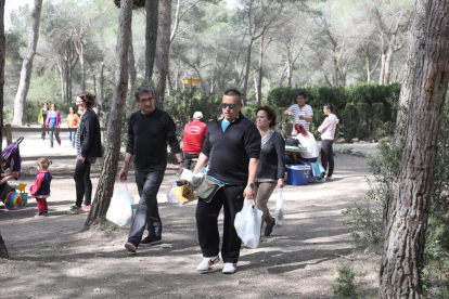 Cada any són més les famílies que s'ajuten per anar a menjar la Mona al pont del Diable de Tarragona
