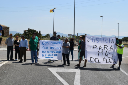 Protesta de veïns de Cabra del Camp, que han tallat la C-37 al Pla de Santa Maria.