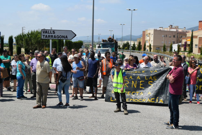 Protesta de vecinos de Cabra del Camp, que han cortado la C-37 en el Pla de Santa Maria.