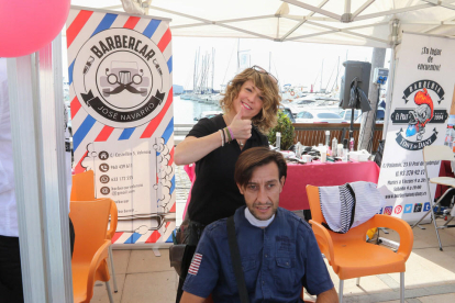 80 barbers i 10 perruqueres han treballat intensivament aquest matí pel càncer infantil