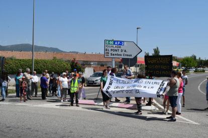 Protesta de vecinos de Cabra del Camp, que han cortado la C-37 en el Pla de Santa Maria.