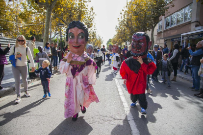 Els elements del seguici festiu han omplert els carrers del municipi de color, música i festa