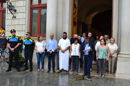 Minuts de silenci als ajuntaments tarragonins en record a les víctimes dels atemptats de Barcelona i Cambrils