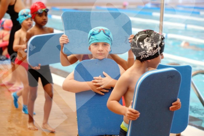 Más de 400 niños estrenan el programa 'Juguem a nedar' en Tarragona