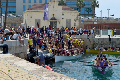 El puerto de Tarragona ha acogido el campeonato estatal de laúd, en lo que han participado centenares de remeros.