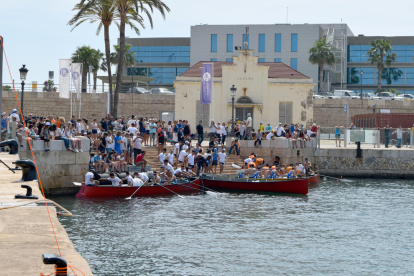 El port de Tarragona ha acollit el campionat estatal de llaüt, en el que han participat centenars de remers.