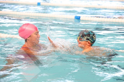 Más de 400 niños estrenan el programa 'Juguem a nedar' en Tarragona
