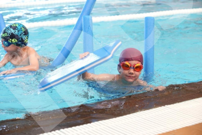 Més de 400 infants estrenen el programa 'Juguem a nedar' a Tarragona