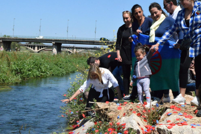 Tarragona conmemora el Día Internacional del Pueblo Gitano con una ofrenda de flores y velas en el río Francolí.