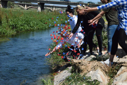 Tarragona commemora el Dia Internacional del Poble Gitano amb una ofrena de flors i espelmes al riu Francolí.