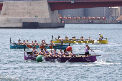 El port de Tarragona ha acollit el campionat estatal de llaüt, en el que han participat centenars de remers.