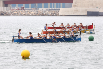 El puerto de Tarragona ha acogido el campeonato estatal de laúd, en lo que han participado centenares de remeros.