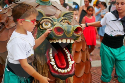 Versió infantil de la Despertada de la Cucafera amb la Cucafera Petita a les festes del Barri del Port de Tarragona