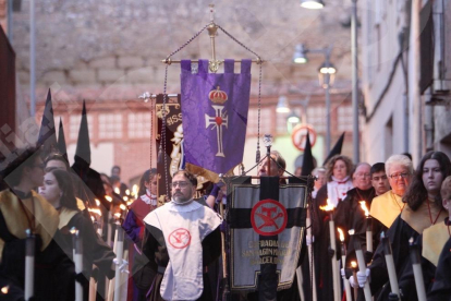 El Crist de les 7 Paraules llueix amb solemnitat pels carrers de la Part Alta.