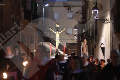 El Crist de les 7 Paraules llueix amb solemnitat pels carrers de la Part Alta.