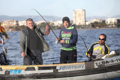 Un centenar de pescadors competeixen per obtenir el nombre més gran de captures
