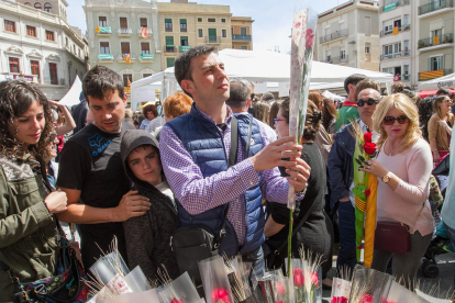 Imatges de la Diada de Sant Jordi a Reus.