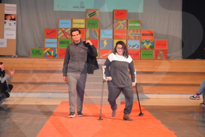 Joves de la Fundació GINAC i l'IES Narcís Oller de Valls fan una desfilada de moda per reivindicar la normalització del col·lectiu de persones amb discapacitat