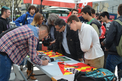 Imatges de la celebració d ela festa social organitzada pel Nàstic a la rambla Nova de Tarragona com a preàmbul del derbi de l'1 de maig amb el Reus.