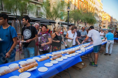 Repartiment del tradicional pastís de Santa Tecla a la plaça de la Font.