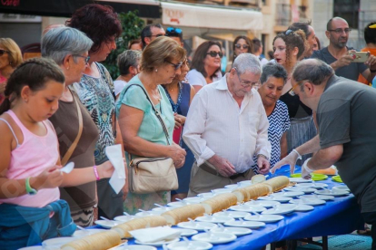 Repartiment del tradicional pastís de Santa Tecla a la plaça de la Font.