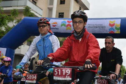 Imágenes de la salida de la 27ª Bicicletada Popular de Tarragona.