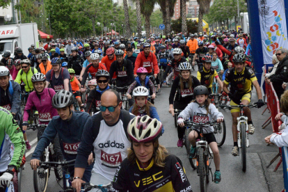 Imágenes de la salida de la 27ª Bicicletada Popular de Tarragona.