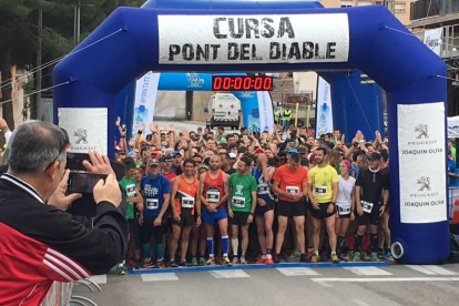 Salida de la carrera del Puente del Diablo, organizada por el Grupo Casteller Santo Pere y Sant Pau.
