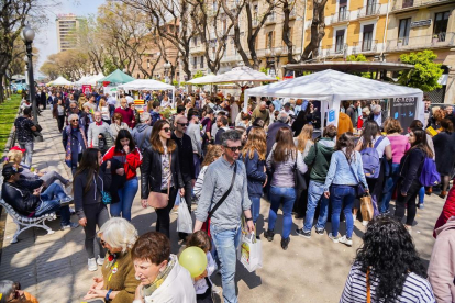 Imatges de la Diada de Sant Jordi 2019 a la Rambla Nova de Tarragona