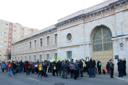 Unes 300 persones han participat a la manifestació convocada el 30 de març