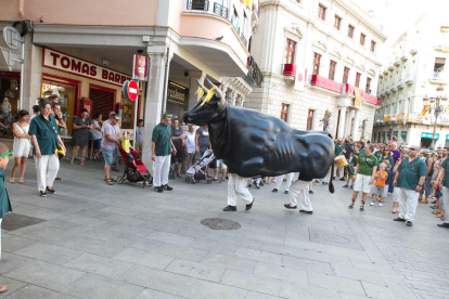 El Bou ha sortit pels carrers de Reus per celebrar les festes de Sant Pere