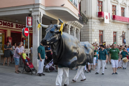 El Bou ha sortit pels carrers de Reus per celebrar les festes de Sant Pere