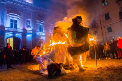 Premis a les comparses del Carnaval de Tarragonai crema del Ninot, la Ninota i la Bota