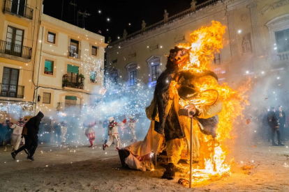 Premis a les comparses del Carnaval de Tarragonai crema del Ninot, la Ninota i la Bota