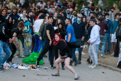 La policia belga dispersa milers de joves que assisteixen a un festival 'fake' a Brussel·les. La convocatòria s'havia fet a través de Facebook.