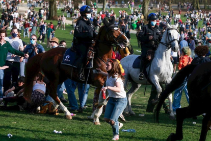 La policia belga dispersa milers de joves que assisteixen a un festival 'fake' a Brussel·les. La convocatòria s'havia fet a través de Facebook.