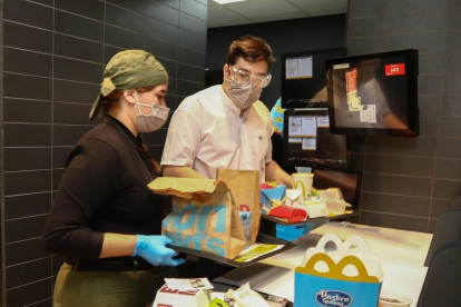 Las largas colas han sido las protagonistas del retorno de la cadena de comida rápida al corazón de la ciudad
