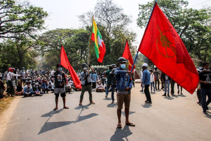 Protestes a la localitat de Myitkyina a Birmània contra la junta militar que ha protagonitzat un cop d'estat al país.