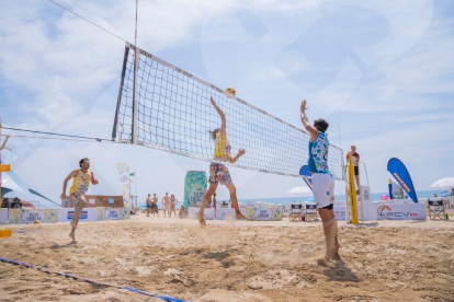 La platja de l'Arrabassada de Tarragona ha acollit aquest cap de setmana la cinquena prova del Campionat Català de Volei Platja.